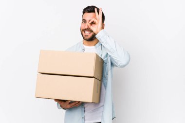 Genç beyaz bir adam yeni evine taşınıyor. Heyecanlı. Gözünü dört aç..