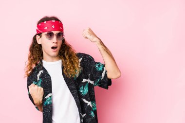 Genç beyaz tenli adam zafer kazandıktan sonra yumruğunu kaldırdı..