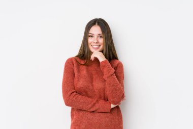 Yalnız poz veren beyaz bir kadın.