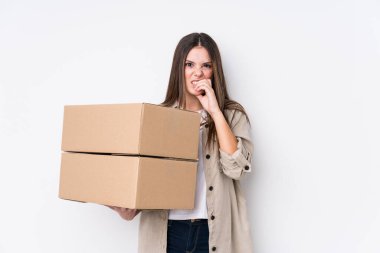 Genç, beyaz bir kadın yeni evine taşınıyor. Tırnaklarını yiyor, gergin ve endişeli..