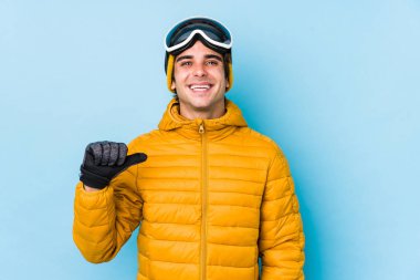 Snowboard gözlüğü takan genç kayakçı, gömlek fotokopisini elle gösteren, gururlu ve kendinden emin birini gösterdi.