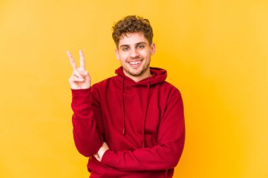  İki numarayı parmaklarıyla gösteriyor.