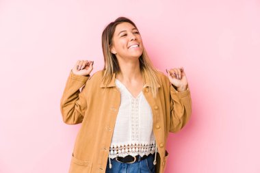 Kafkasyalı genç bir kadın yalnız dans ediyor ve eğleniyor..