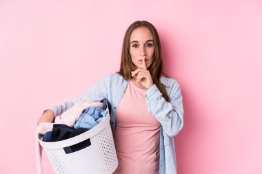 Genç beyaz kadın, izole edilmiş kirli çamaşırları topluyor. Sır saklıyor ya da sessizlik istiyor..