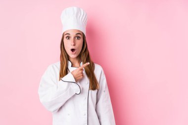 Kafkasyalı genç aşçı kadın tek başına kenarı gösteriyor.