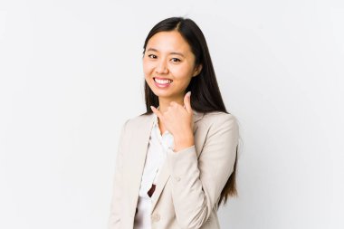 Genç Çinli iş kadını izole edilmiş, parmaklarıyla bir cep telefonu hareketi gösteriyor..