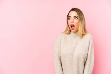 Tecrit edilmiş orta yaşlı bir kadın gördüğü bir şey yüzünden şoka uğruyor..