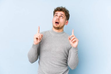 Sarışın, kıvırcık saçlı, beyaz tenli, yalıtılmış, ağzı açık bir adam..