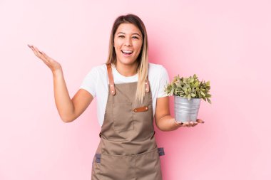 Genç bahçıvan Kafkasyalı kadın hoş bir sürprizle karşılaşıyor, heyecanlı ve el kaldırıyor..