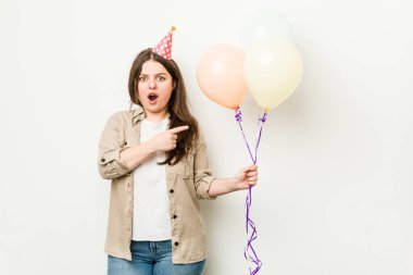 Genç ve cüsseli bir kadın doğum gününü kutluyor.