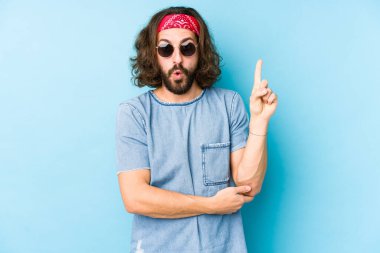 Genç, uzun saçlı, festival hipster 'ı giyen bir adam izole görünüyor. Harika bir fikri, yaratıcılık kavramı var..