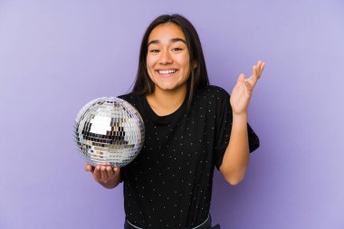 Bir balo düzenleyen Asyalı genç bir kadın hoş bir sürprizle karşılaştı, heyecanlandı ve el kaldırdı..