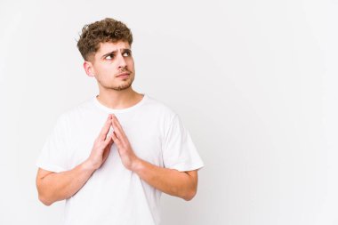 Sarışın, kıvırcık saçlı, beyaz bir adam bir plan hazırlıyor..