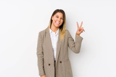 Kafkasyalı genç iş kadını izole edilmiş zafer işareti gösteriyor ve gülümsüyor..