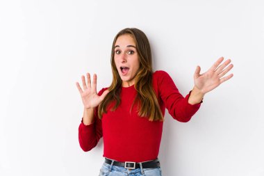 Kafkasyalı genç bir kadın yaklaşan bir tehlike nedeniyle şoka girmiş gibi görünüyor.