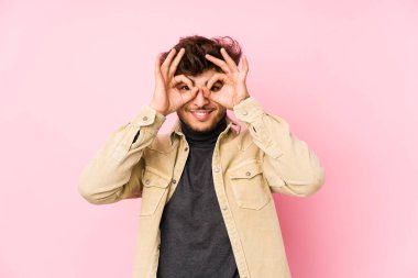 Arka planda poz veren genç bir Arap, gözlerde sorun olmadığını gösteriyor.