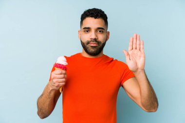 Dondurma tutan genç latin adam elini uzatmış, dur işareti göstererek seni engelliyor..