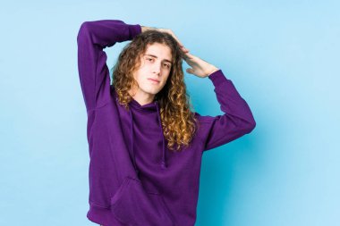 Uzun saçlı adam, izole edilmiş, esnek kollar, rahat konum..