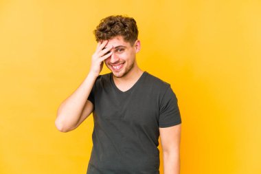  Kameraya parmaklarınla göz kırp, utanarak yüzünü kapat..