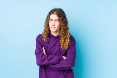 Uzun saçlı adam yalnız gülüyor ve eğleniyor..