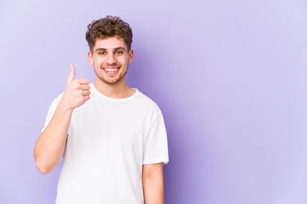 Jovem Loiro Cabelo Encaracolado Caucasiano Homem Isolado Sorrindo Levantando Polegar — Fotografia de Stock