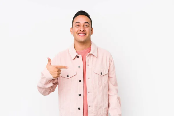 Молодой Латинос Позирует Изолированному Человеку Указывая Рукой Пространство Копирования Рубашки — стоковое фото