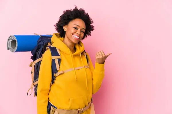 Jovem Afro Americana Mochileiro Mulher Pontos Isolados Com Dedo Polegar — Fotografia de Stock