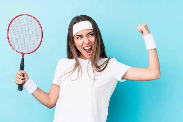 Young Caucasic Woman Playing Badminton Isolated Raising Fist Victory Winner — Stock Photo, Image