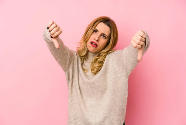 Młoda Blondynka Słodkie Kobieta Noszenie Sweter Odizolowany Pokazując Kciuk Dół — Zdjęcie stockowe