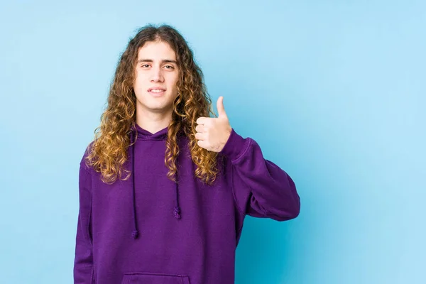 Homem Cabelo Longo Posando Isolado Sorrindo Levantando Polegar — Fotografia de Stock