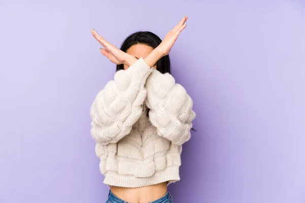 Jeune Femme Chinoise Isolée Sur Fond Violet Gardant Deux Bras — Photo