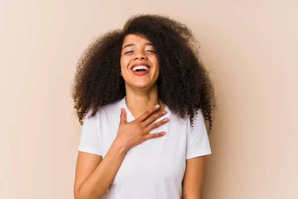 若いアフリカ系アメリカ人女性は大声で手を胸に保つことを笑う — ストック写真