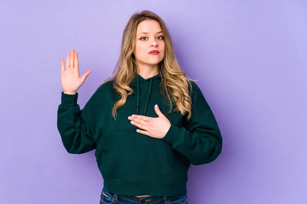 Mulher Caucasiana Jovem Isolado Fundo Roxo Fazendo Juramento Colocando Mão — Fotografia de Stock