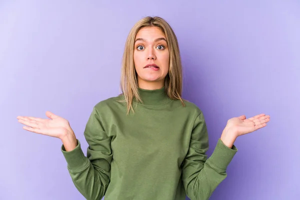 Young Blonde Caucasian Woman Isolated Confused Doubtful Shrugging Shoulders Hold — Stock Photo, Image