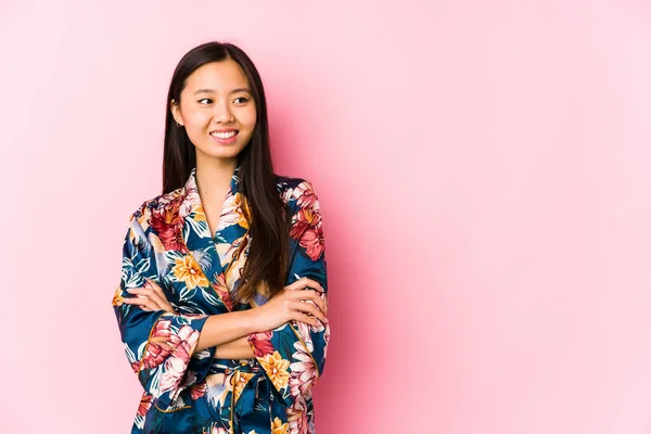 Jovem Chinesa Vestindo Pijama Quimono Isolado Sorrindo Confiante Com Braços — Fotografia de Stock