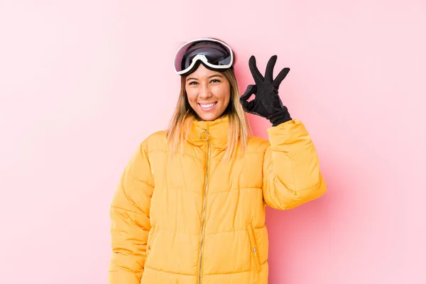 배경에 스키를 코카서스 여성은 휘감고 손으로 괜찮은 몸짓을 — 스톡 사진