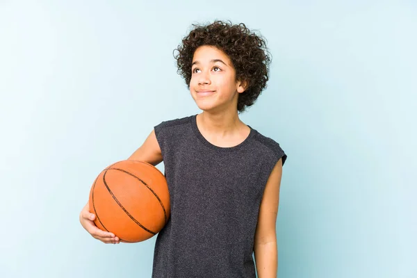 Ragazzo Che Gioca Basket Isolato Sfondo Blu Sognando Raggiungere Obiettivi — Foto Stock