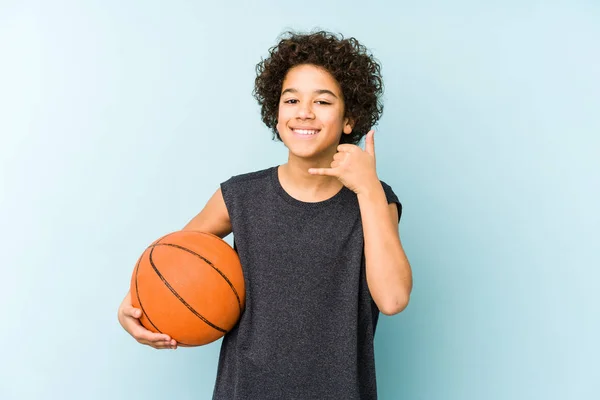 Ragazzo Che Gioca Basket Isolato Sfondo Blu Mostrando Gesto Chiamata — Foto Stock