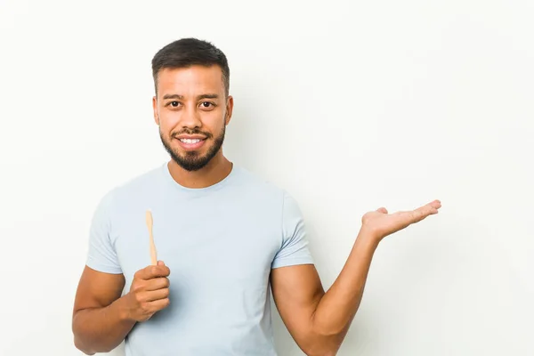 Junger Südasiatischer Mann Hält Eine Zahnbürste Die Einen Kopierraum Auf — Stockfoto