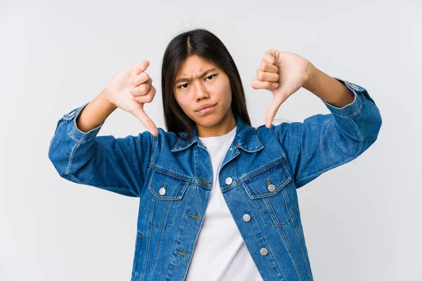 若いアジア人女性が親指を立てて嫌いを表現する — ストック写真
