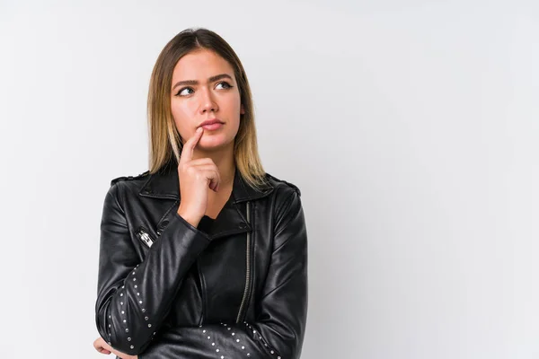 Giovane Donna Caucasica Indossa Una Giacca Pelle Nera Guardando Lateralmente — Foto Stock