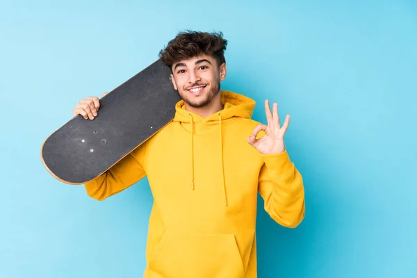 Jovem Árabe Skater Homem Isolado Alegre Confiante Mostrando Gesto — Fotografia de Stock