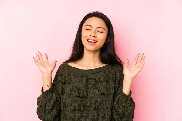 Jonge Chinese Vrouw Geïsoleerd Een Roze Achtergrond Vrolijk Lachen Veel — Stockfoto
