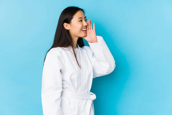 Joven Mujer China Practicando Karate Aislado Gritando Sosteniendo Palma Cerca —  Fotos de Stock