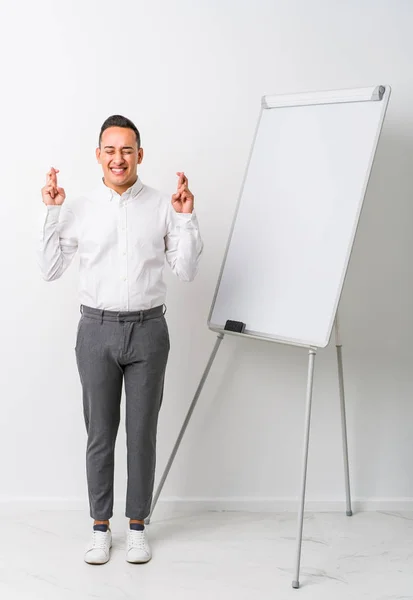 Jeune Entraîneur Latin Homme Avec Tableau Blanc Doigts Croisés Isolés — Photo