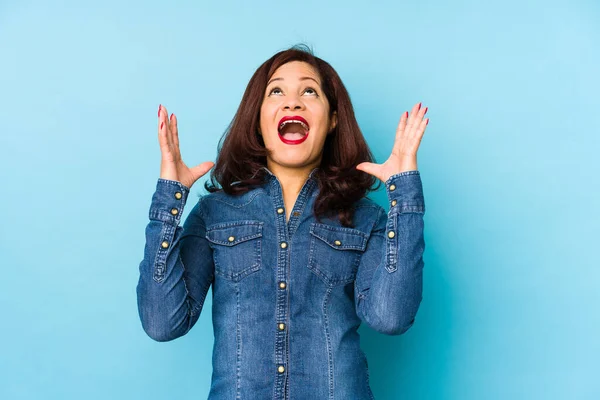 Mujer Latina Mediana Edad Aislada Sobre Fondo Azul Gritando Cielo — Foto de Stock