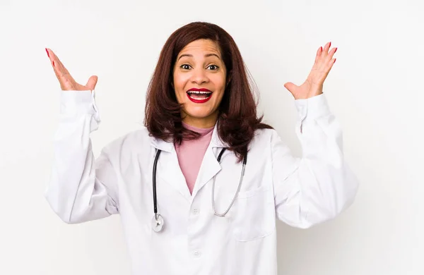 Μεσήλικας Λατίνος Γιατρός Γυναίκα Απομονωμένη Λαμβάνοντας Μια Ευχάριστη Έκπληξη Ενθουσιασμένοι — Φωτογραφία Αρχείου