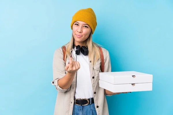 Jeune Femme Caucasienne Tenant Des Pizzas Isolées Pointant Doigt Vers — Photo