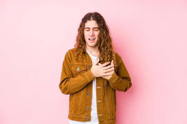 Junger Mann Mit Langen Haaren Posiert Isoliert Lachend Und Hält — Stockfoto