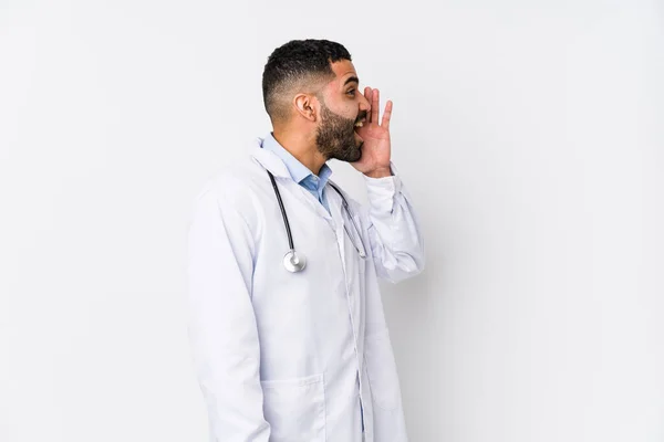 Giovane Arabo Medico Uomo Isolato Gridando Tenendo Palmo Vicino Bocca — Foto Stock